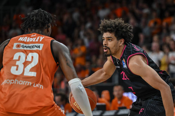 花式吹小佩顿秀《变相怪杰》衬衣：库里冒烟了.